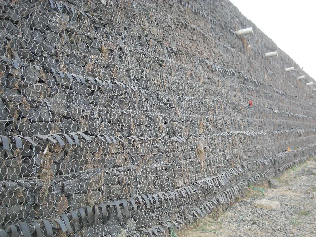 Gabion retaining wall with stone filling